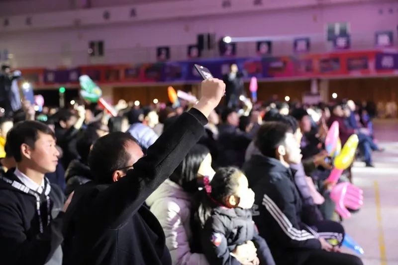 APP下载地址 凯恩迎来十二赛季出色发挥,SKT观众热烈欢呼!观众掌声雷动